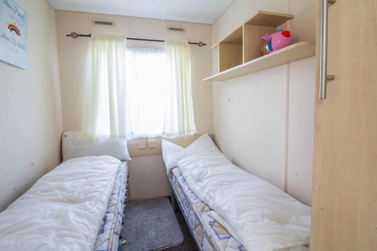 Great 8 Berth Caravan For Hire At Southview Holiday Park In Skegness Ref 33025E Bagian luar foto